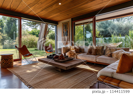 庭を見渡せる住宅のリビング。ウッディでアジアンテイストのインテリア。 114411599