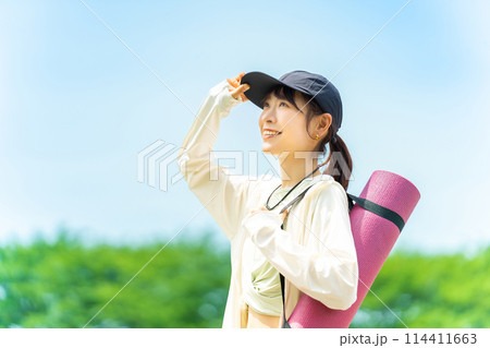 屋外でのスポーツに向かう笑顔の女性 屋外でのスポーツに向かう笑顔の女性 114411663