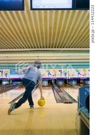 ボウリングをする男性の後ろ姿 114412222