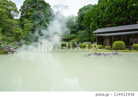 自然に囲まれた白池地獄の風景 114412936