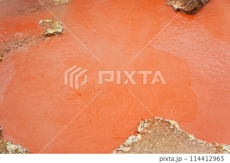 毒々しい色をしたかまど地獄温泉 毒々しい色をしたかまど地獄温泉 114412965