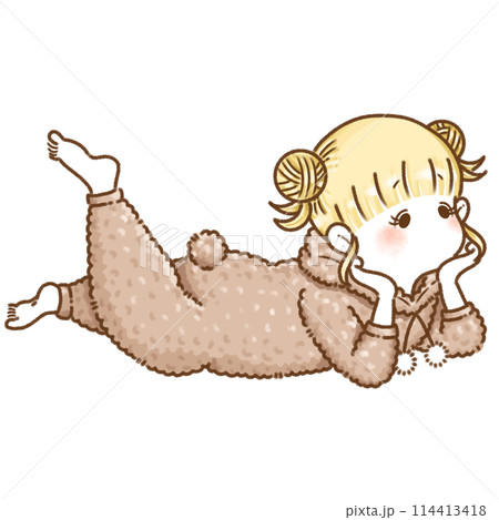 うつ伏せで横になる女の子 114413418