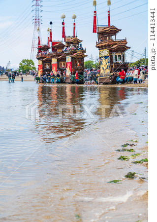 亀崎潮干祭最大の見せ場、海浜曳き下ろし〈愛知県半田市〉 114413441