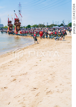 亀崎潮干祭最大の見せ場、海浜曳き下ろし〈愛知県半田市〉 114413504