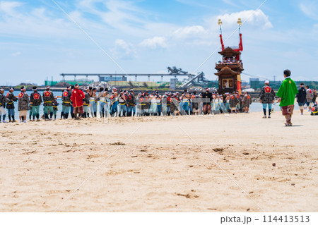 亀崎潮干祭最大の見せ場、海浜曳き下ろし〈愛知県半田市〉 114413513