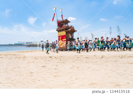 亀崎潮干祭最大の見せ場、海浜曳き下ろし〈愛知県半田市〉 114413518