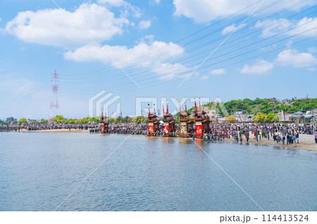 亀崎潮干祭最大の見せ場、海浜曳き下ろし〈愛知県半田市〉 114413524
