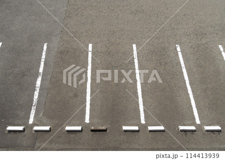 アスファルトの駐車場 114413939