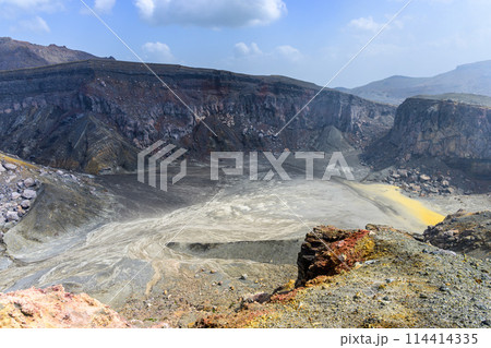 阿蘇山 中岳火口 周辺の火口風景 (中岳・阿蘇火口周辺) 阿蘇市 阿蘇山 中岳火口 周辺の火口風景 (中岳・阿蘇火口周辺) 阿蘇市 114414335