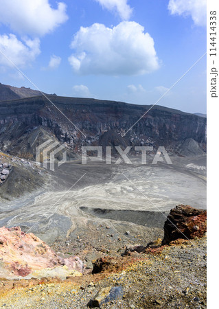阿蘇山　中岳火口　周辺の火口風景　(中岳・阿蘇火口周辺)　阿蘇市 114414338