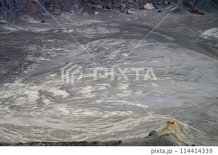 阿蘇山　中岳火口　周辺の火口風景　(中岳・阿蘇火口周辺)　阿蘇市 114414339