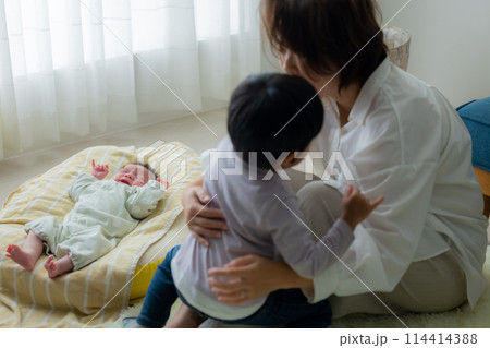 育児ストレスイメージ 114414388