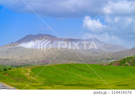 阿蘇中岳の噴火風景 (阿蘇山中岳・阿蘇火口周辺) 阿蘇中岳の噴火風景 (阿蘇山中岳・阿蘇火口周辺) 114414578