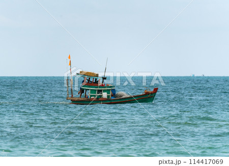A fishing boat under the flag of Vietnam sails across the sea to the fishing spot 114417069
