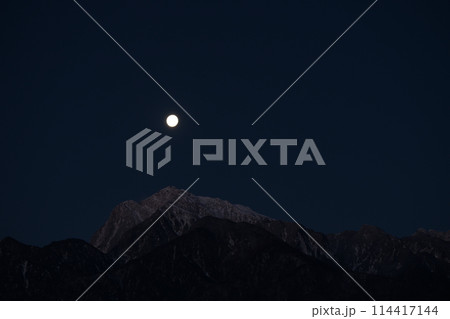 弥生三月、南アルプス甲斐駒ケ岳上の十六夜の月 114417144