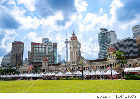 マレーシア　ムルデカ広場とスルタン・アブドゥル・サマドビル 114418078