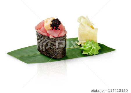 Tuna gunkan sushi with caviar and mayo on bamboo leaf Tuna gunkan sushi with caviar and mayo on bamboo leaf 114418120