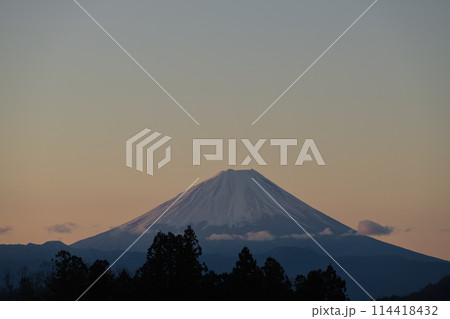 朝焼けの空が朱に染まる、富士に朝日が当たる 朝焼けの空が朱に染まる、富士に朝日が当たる 114418432