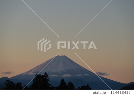 朝焼けの空が朱に染まる、富士に朝日が当たる 朝焼けの空が朱に染まる、富士に朝日が当たる 114418433