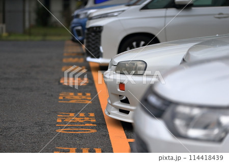駐車中の乗用車　イメージ 114418439