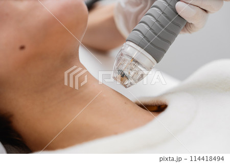 Treatment of women's facial skin in a beauty salon. Treatment of women's facial skin in a beauty salon. 114418494