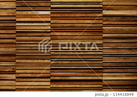 細長い板を何層にも重ねた壁面にクローズアップした背景素材用写真 114418849