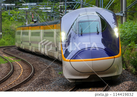 カーブを曲がり走る山形新幹線E8系 カーブを曲がり走る山形新幹線E8系 114419832