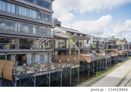 京都の夏の風物詩『誰も人がいない日中の川床』 114419868