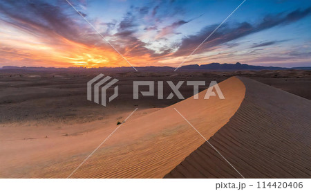 砂漠地帯　夕焼け 114420406