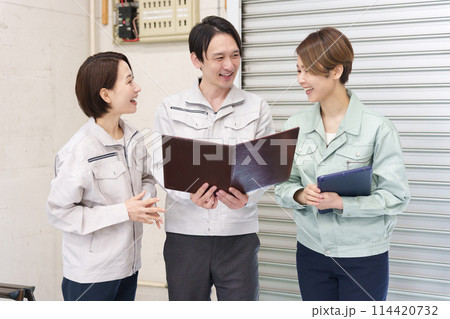 倉庫で働くスタッフ 114420732