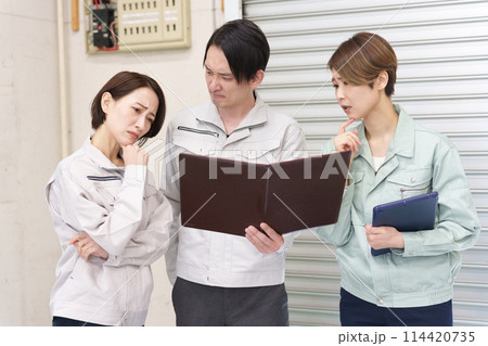 倉庫で働くスタッフ 114420735