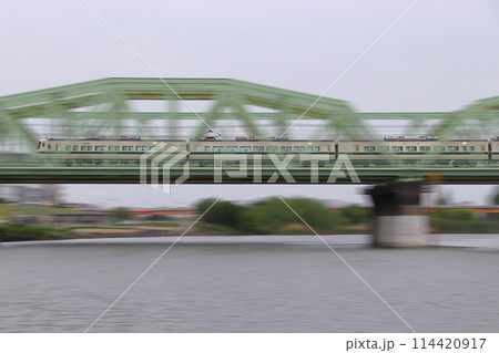 荒川を渡る臨時特急あしかが大藤新宿号(185系電車:リレー色) 荒川を渡る臨時特急あしかが大藤新宿号(185系電車:リレー色) 114420917