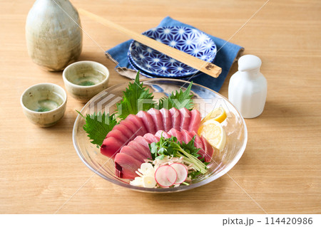 鰹の刺身 114420986