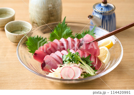 鰹の刺身 114420991