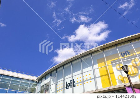 青空と建物 114421008
