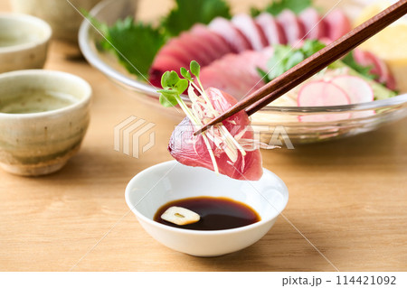 鰹の刺身を醤油に漬ける 114421092
