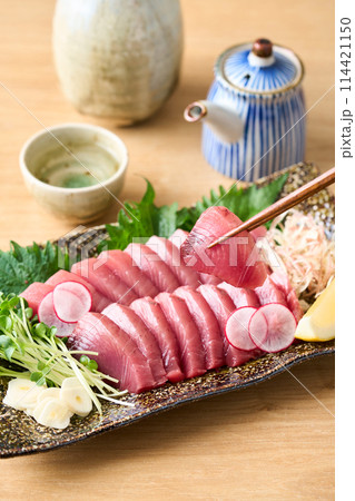 鰹の刺身 114421150