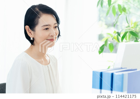 オフィスでパソコン操作をするビジネスウーマン オフィスでパソコン操作をするビジネスウーマン 114421175