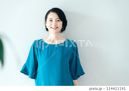 カメラ目線で微笑む女性 カメラ目線で微笑む女性 114421191