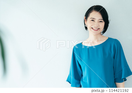 カメラ目線で微笑む女性 114421192