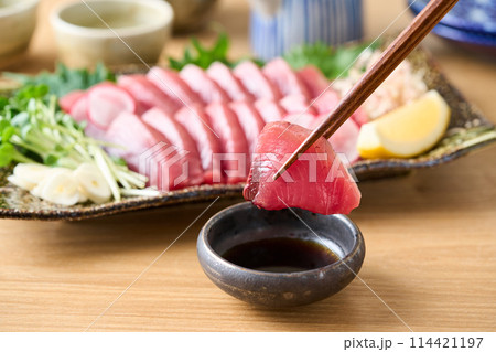 鰹の刺身 114421197