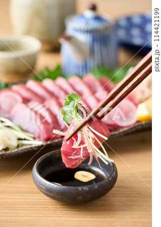 鰹の刺身 114421199