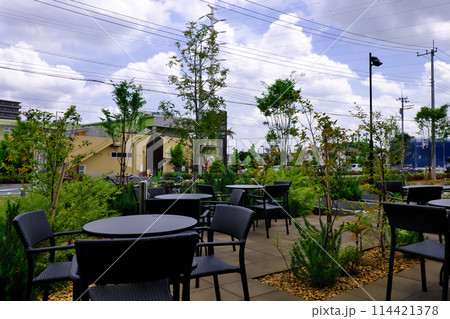 屋外に設置されたテーブルとイス 114421378