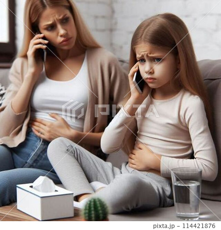 原因が分からず、腹痛にお腹を押さえる子供。 114421876