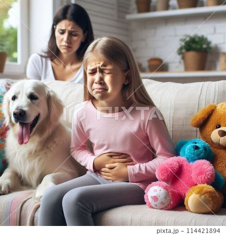 原因が分からず、腹痛にお腹を押さえる子供。 114421894