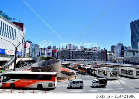 東京　新宿駅西口地区開発に伴う工事とビル群の風景 114421996