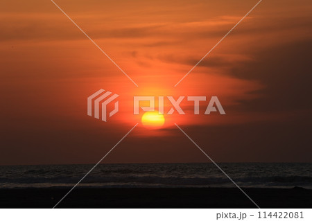 房総の海から昇る朝日 114422081