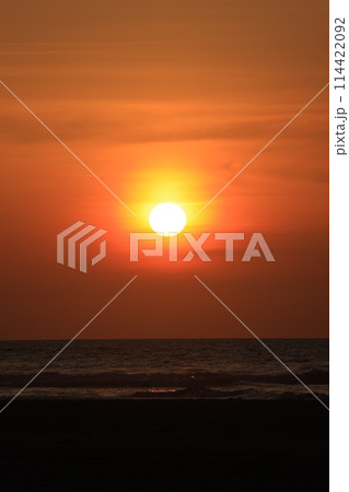 房総の海から昇る朝日 114422092