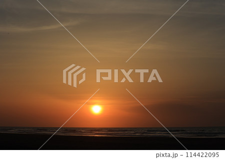 房総の海から昇る朝日 114422095