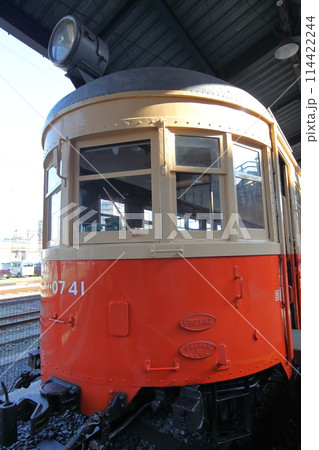 レトロ車両・流線形の頭部・キハ07形41号気動車の先頭部と前照灯 114422244